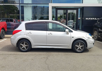 Подержанный автомобиль Nissan Tiida Hatchback 2011 года (4 фото)