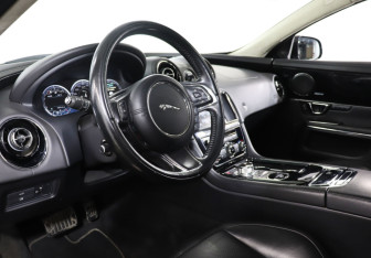 Подержанный автомобиль Jaguar XJ 2015 года (13 фото)
