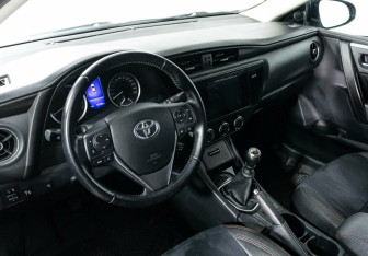 Подержанный автомобиль Toyota Corolla Sedan 2019 года (7 фото)