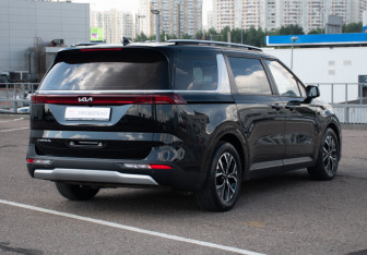 Подержанный автомобиль Kia Carnival 2022 года (5 фото)