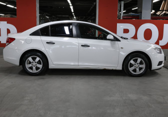 Подержанный автомобиль Chevrolet Cruze Sedan 2010 года (3 фото)