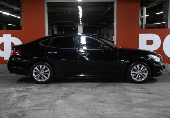 Подержанный автомобиль Infiniti Q70 2014 года (4 фото)