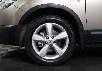 Подержанный автомобиль Nissan Qashqai+2 2011 года (21 фото)