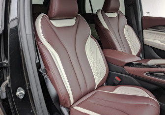 Подержанный автомобиль Geely Monjaro 2024 года (23 фото)