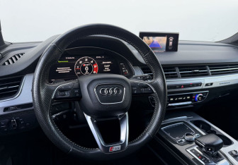 Подержанный автомобиль Audi Q7 2015 года (17 фото)