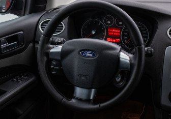 Подержанный автомобиль Ford Focus Hatchback 2007 года (15 фото)