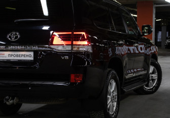 Подержанный автомобиль Toyota Land Cruiser Suv 2015 года (25 фото)