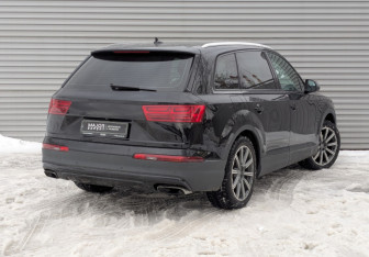 Подержанный автомобиль Audi Q7 2016 года (5 фото)