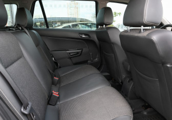 Подержанный автомобиль Opel Astra Wagon 2011 года (10 фото)