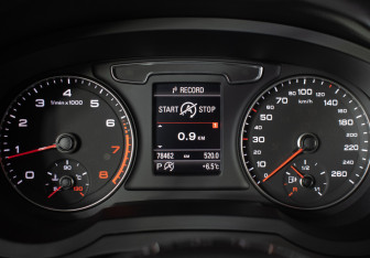 Подержанный автомобиль Audi Q3 2017 года (12 фото)