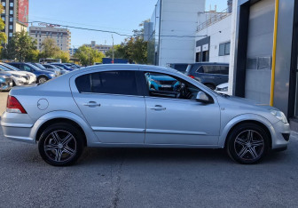 Подержанный автомобиль Opel Astra Sedan 2012 года (4 фото)