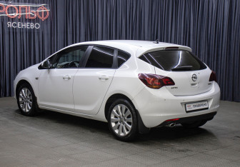 Подержанный автомобиль Opel Astra Hatchback 2011 года (7 фото)