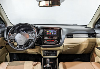 Подержанный автомобиль Mitsubishi Outlander 2020 года (14 фото)