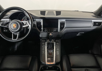Подержанный автомобиль Porsche Macan 2018 года (12 фото)