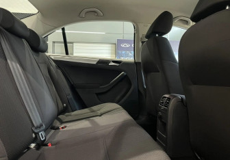 Подержанный автомобиль Volkswagen Jetta Sedan 2012 года (12 фото)