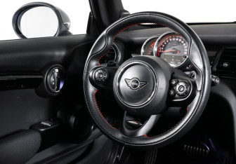 Подержанный автомобиль MINI Hatch 2018 года (17 фото)
