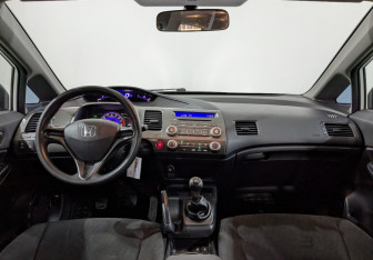 Подержанный автомобиль Honda Civic Sedan 2010 года (19 фото)