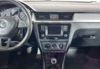 Подержанный автомобиль Skoda Rapid Liftback 2016 года (12 фото)