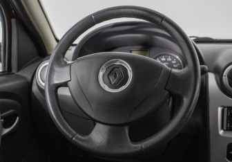 Подержанный автомобиль Renault Sandero 2014 года (15 фото)