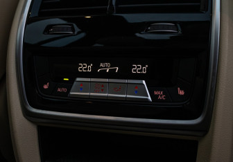 Подержанный автомобиль BMW X7 2021 года (24 фото)