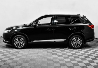 Подержанный автомобиль Mitsubishi Outlander 2021 года (3 фото)