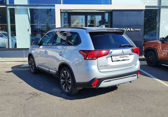 Подержанный автомобиль Mitsubishi Outlander 2021 года (7 фото)