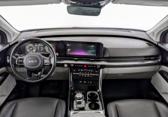 Подержанный автомобиль Kia Carnival 2022 года (14 фото)