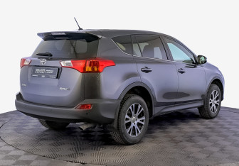 Подержанный автомобиль Toyota RAV4 2014 года (5 фото)