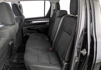 Подержанный автомобиль Toyota Hilux 2021 года (12 фото)