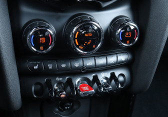 Подержанный автомобиль MINI Hatch 2017 года (15 фото)