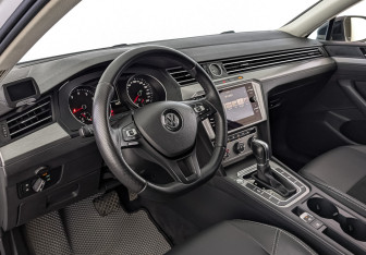 Подержанный автомобиль Volkswagen Passat Sedan 2018 года (15 фото)