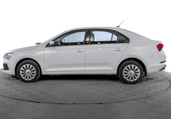 Подержанный автомобиль Skoda Rapid Liftback 2021 года (8 фото)