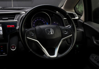 Подержанный автомобиль Honda Fit 2013 года (8 фото)