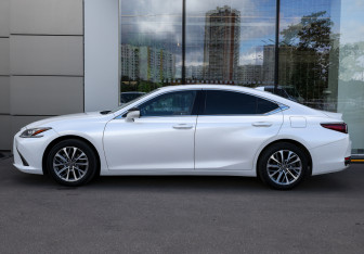 Подержанный автомобиль Lexus ES 2021 года (8 фото)