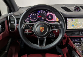 Подержанный автомобиль Porsche Cayenne 2018 года (28 фото)