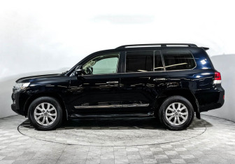 Подержанный автомобиль Toyota Land Cruiser Suv 2019 года (8 фото)