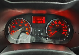 Подержанный автомобиль Nissan Terrano 2014 года (12 фото)