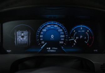 Подержанный автомобиль Jaguar F-Pace 2016 года (11 фото)