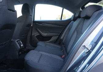 Подержанный автомобиль Skoda Octavia Liftback 2021 года (9 фото)