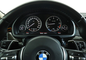 Подержанный автомобиль BMW X5 2014 года (11 фото)