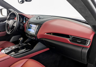 Подержанный автомобиль Maserati Levante 2018 года (11 фото)