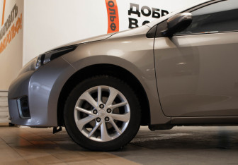 Подержанный автомобиль Toyota Corolla Sedan 2014 года (33 фото)
