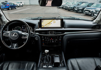 Подержанный автомобиль Lexus LX 2016 года (11 фото)