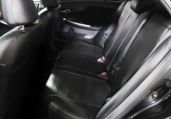 Подержанный автомобиль Toyota Corolla Sedan 2012 года (9 фото)