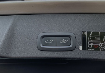 Подержанный автомобиль Volvo XC40 2021 года (11 фото)