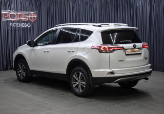 Подержанный автомобиль Toyota RAV4 2017 года (7 фото)