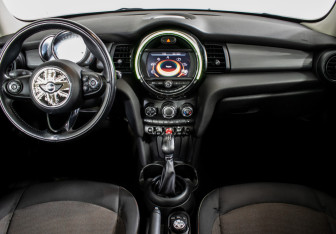 Подержанный автомобиль MINI Hatch 2017 года (12 фото)