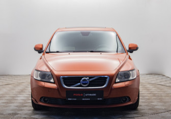 Подержанный автомобиль Volvo S40 2010 года (8 фото)