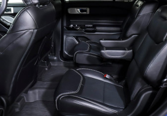 Подержанный автомобиль Ford Explorer 2021 года (15 фото)