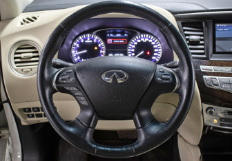 Подержанный автомобиль Infiniti QX60 2017 года (18 фото)